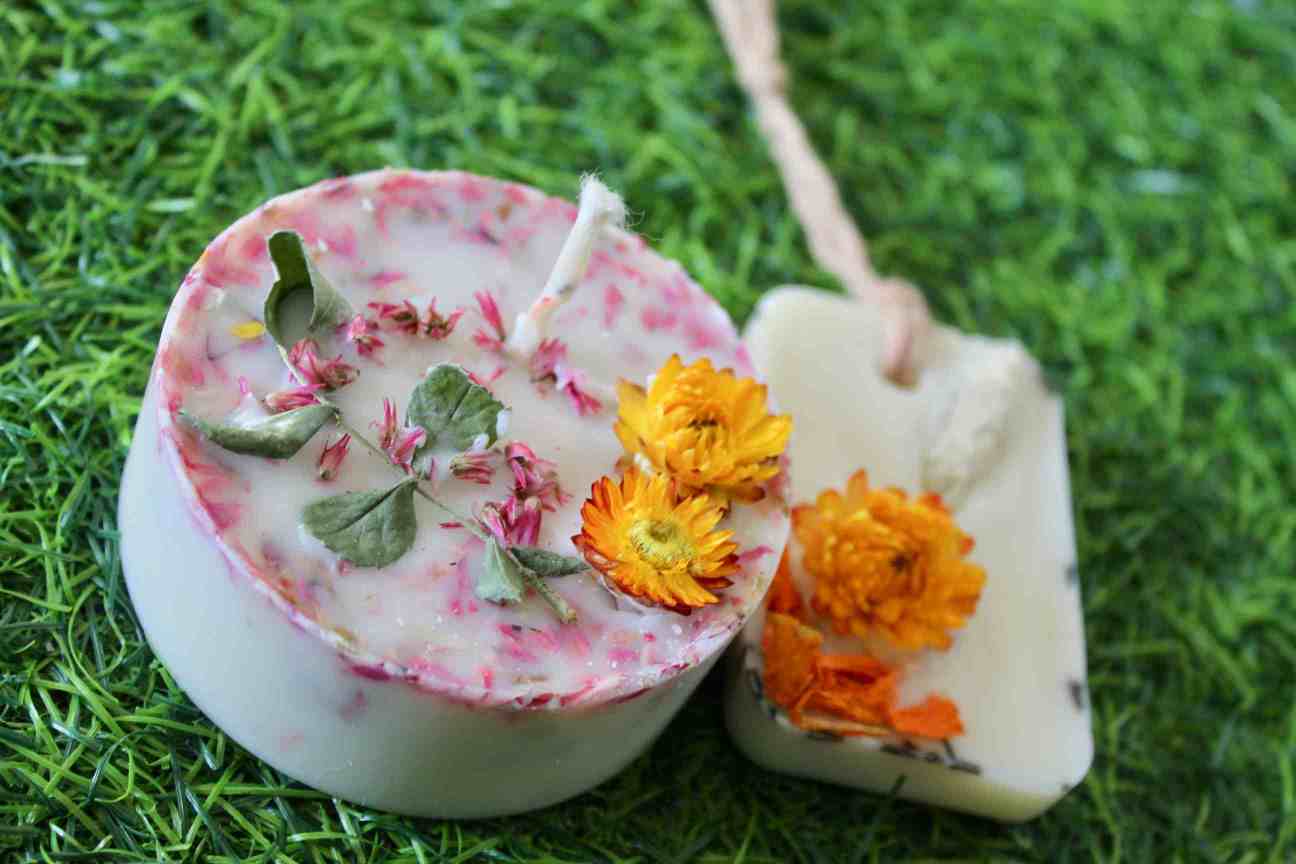 Buy 10 Scented Candle With Dried Flowers - BloomyBliss